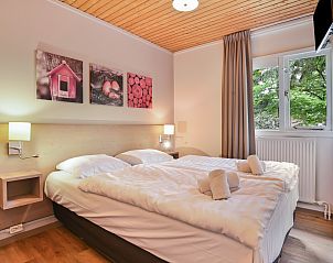 Stijlvolle open haard en zithoek in Heideheuvel bungalow, Beekbergen, Veluwe.