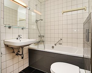 Slaapkamer met houten plafond in Heideheuvel bungalow, Beekbergen, Veluwe.