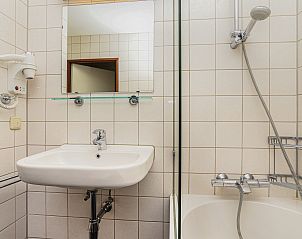 Stijlvolle badkamer in Heideheuvel 2-persoons bungalow, Beekbergen, Veluwe.