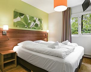 Gezellige zithoek met open haard in Heideheuvel bungalow, Beekbergen, Veluwe.