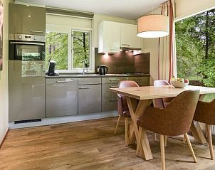 Eethoek en keuken in Heideheuvel 4-persoons bungalow, Beekbergen, Veluwe.