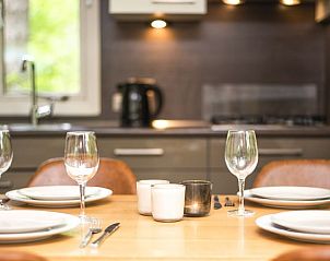 Gedekte tafel in de keuken van Heideheuvel bungalow 4CE, Beekbergen, Veluwe.