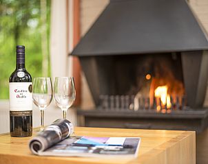 Hoofdslaapkamer met tweepersoonsbed in Heideheuvel bungalow, Beekbergen, Veluwe.