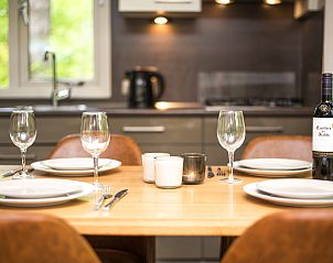 Wastafel met handdoeken in badkamer van Heideheuvel bungalow, Beekbergen, Veluwe.