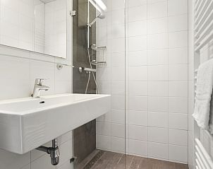 Buitenkant van Heideheuvel 4-persoons bungalow, omgeven door bos in Beekbergen, Veluwe.