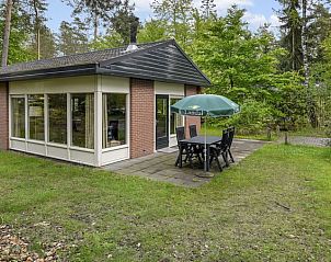 Terras met tuinmeubilair bij Heideheuvel 4-persoons bungalow, Beekbergen, Veluwe, ideaal voor buiten dineren.