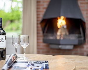 Stijlvolle slaapkamerhoek in Heideheuvel 4-persoons bungalow, Beekbergen, Veluwe, met nachtkastje en leeslamp.