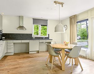 Toegankelijke badkamer in Heideheuvel 4-persoons bungalow, Beekbergen, Veluwe, met moderne douche en voorzieningen.