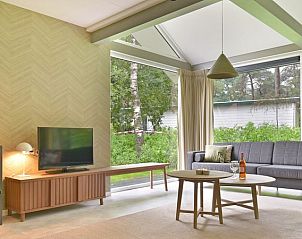 Gezellige zithoek met open haard in Heideheuvel 8-persoons bungalow, Beekbergen, Veluwe.