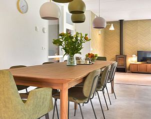 Stijlvolle eetkamer met ruime tafel in Heideheuvel 8-persoons bungalow, Beekbergen, Veluwe.