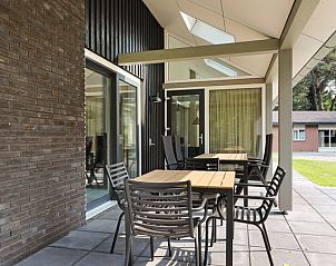 Ruim terras bij Heideheuvel 8-persoons bungalow, Beekbergen, Veluwe, perfect voor buiten dineren.