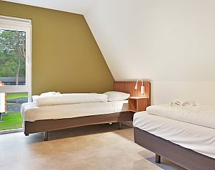 Moderne badkamer met douche in Heideheuvel 8-persoons bungalow, Beekbergen, Veluwe, voor ultiem comfort.