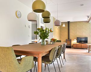 Luxe badkamer met bad in Heideheuvel 8-persoons bungalow, Beekbergen, Veluwe, voor ontspanning.