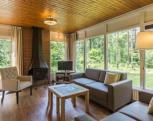 Lichte woonkamer met veel ramen in Heideheuvel 6-persoons kinderbungalow, Beekbergen, Veluwe.