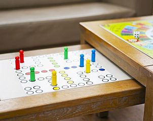 Speeltafel in de woonkamer van Heideheuvel kinderbungalow, Beekbergen, Veluwe.
