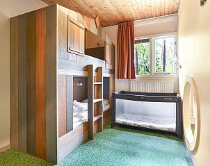 Gedekte tafel in de keuken van Heideheuvel 6-persoons vakantiehuis, Beekbergen, Veluwe.