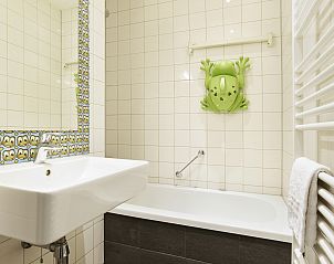 Terras met tuinmeubilair bij Heideheuvel 6-persoons bungalow, Beekbergen, Veluwe.