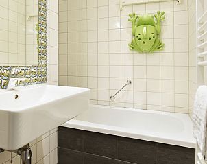 Kinderbadkamer met vrolijke details in Heideheuvel kinderbungalow, Beekbergen, Veluwe.