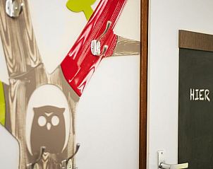 Speelse details in kinderkamer van Heideheuvel bungalow, Beekbergen, Veluwe.