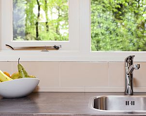 Detail van kinderkamer met vrolijke kleuren in Heideheuvel bungalow, Beekbergen, Veluwe.