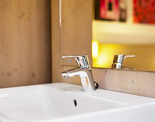 Slaapkamer met wastafel in Heideheuvel vakantiehuis, Veluwe.