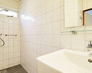 Gezellige slaapkamer met uitzicht in Heideheuvel bungalow, Beekbergen.