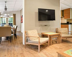 Gezellige woonkamer van Heideheuvel bungalow in Beekbergen met comfortabele zitplaatsen.