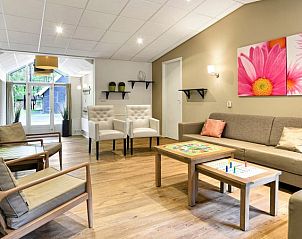 Ruime zithoek in Heideheuvel bungalow, Beekbergen, ideaal voor familiebijeenkomsten.