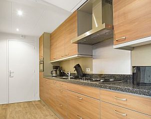 Moderne keuken in Heideheuvel vakantiehuis, Beekbergen met houten afwerking.