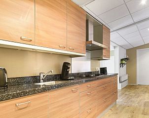 Volledig uitgeruste keuken in Heideheuvel bungalow, Veluwe met ruime opbergmogelijkheden.