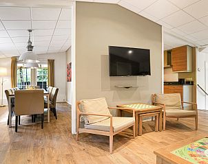 Dubbele wastafel in badkamer van Heideheuvel bungalow, Beekbergen met luxe details.