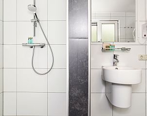 Speelkamer in Heideheuvel bungalow, Beekbergen, Veluwe met kleurrijke meubels.