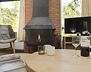 Slaapkamer met wastafel in Heideheuvel bungalow, Beekbergen, Veluwe.