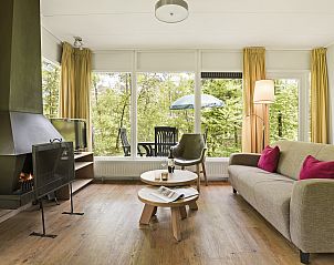 Knusse leeshoek in slaapkamer van Heideheuvel bungalow, Beekbergen, Veluwe.