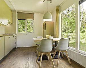Stijlvolle badkamer met bad in Heideheuvel 4C2 bungalow, Beekbergen, Veluwe.