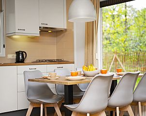 Comfortabele hondenmand in Heideheuvel bungalow, ideaal voor huisdieren, Beekbergen, Veluwe, Gelderland.