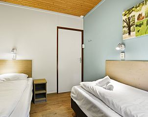 Achterzijde van Heideheuvel bungalow met groene omgeving, Beekbergen, Veluwe, Gelderland.