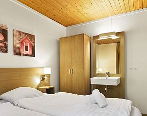 Slaapkamer met tweepersoonsbed in Heideheuvel bungalow, Beekbergen, Veluwe, Gelderland.