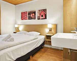 Gezellige slaapkamer met houten plafond in Heideheuvel hondenbungalow, Beekbergen, Veluwe, Gelderland.