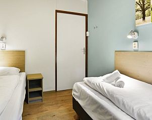 Slaapkamer met twee eenpersoonsbedden in Heideheuvel hondenbungalow, Beekbergen, Veluwe, Gelderland.