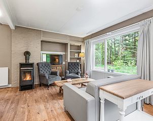 Eetgedeelte met open haard in Heideheuvel bungalow 4L1, Beekbergen, Veluwe.