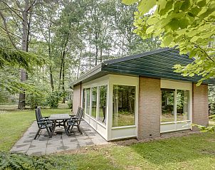 Gezellige woonkamer met open haard in Heideheuvel 4-persoons bungalow 4C1 in Beekbergen, Veluwe.