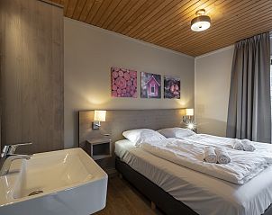 Badkamer met ligbad in Heideheuvel 4-persoons bungalow 4C1, Beekbergen, Veluwe.