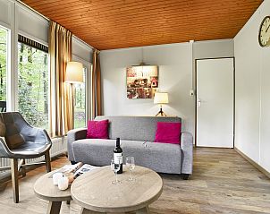 Moderne badkamer met bad in Heideheuvel 4-persoons bungalow 4C1, Beekbergen, Veluwe.