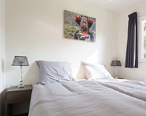 Comfortabele slaapkamer in Ferox XL 4 personen Wellness vakantiehuis, Beekbergen, Veluwe, met elegant interieur en veel natuurlijk licht.