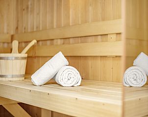 Gezellige woonkamer van de Heideheuvel 12-persoons bungalow in Beekbergen, Veluwe.