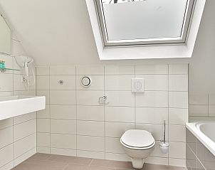 Eetruimte met uitzicht op de natuur in de Heideheuvel bungalow in Beekbergen, Veluwe.