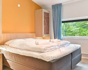 Grote eettafel in de Heideheuvel bungalow, perfect voor familiediners in Beekbergen, Veluwe.