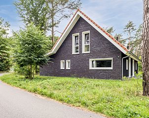 Slaapkamer met tweepersoonsbed in de Heideheuvel bungalow in Beekbergen, Veluwe.