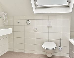 Badkamer met bad en dakraam in de Heideheuvel bungalow in Beekbergen, Veluwe.